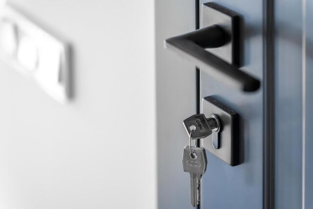 Porte claquée avec clé dans la serrure : que faire ?