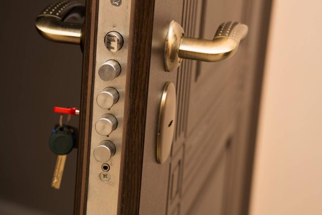 Comment sécuriser efficacement sa porte d’entrée contre les effractions